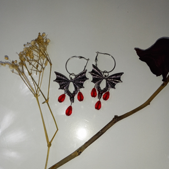 Red bat drop earrings - Picture 7 of 12